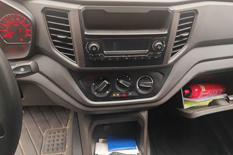 Used Wuling Hongguang V 2022 1.5L Jingqu Edition Electric-Assist LAR Audio And AC Panel