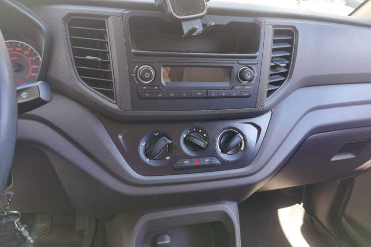 Used Wuling Hongguang V 2022 1.5L Jingqu Edition Electric-Assist LAR Audio And AC Panel