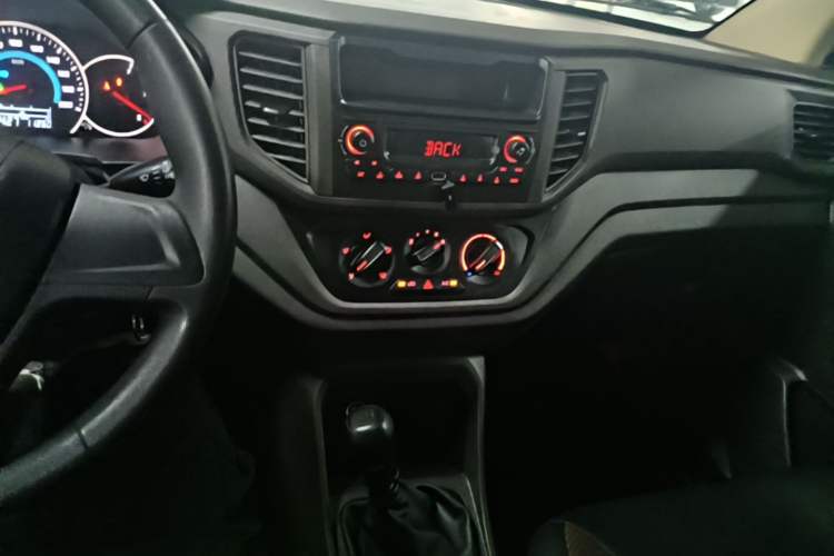 Used Wuling Hongguang V 2022 1.5L Enjoy Edition Electric-Powered LAR Audio And AC Panel
