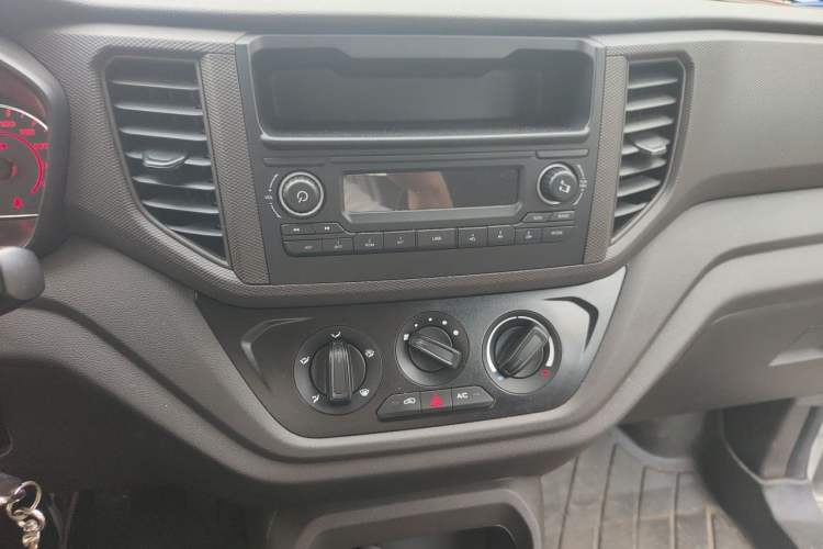 Used Wuling Hongguang V 2022 1.5L Jingqu Version Hydraulic Power Steering LAR Audio And AC Panel