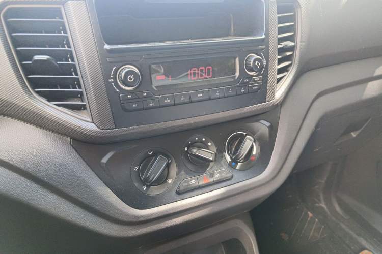 Used Wuling Hongguang V 2022 1.5L Jingqu Edition Electric-Assist LAR Audio And AC Panel