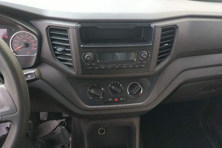 Used Wuling Hongguang V 2022 1.5L Jingqu Edition Enclosed-Window Vehicle with Hydraulic Power Steering LAR Audio And AC Panel