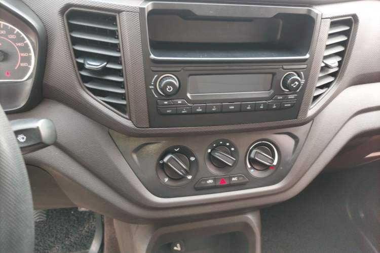 Used Wuling Hongguang V 2022 1.5L Jingqu Edition Electric-Assist LAR Audio And AC Panel