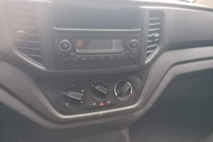 Used Wuling Hongguang V 2022 1.5L Enjoy Edition Electric-Powered LAR Audio And AC Panel