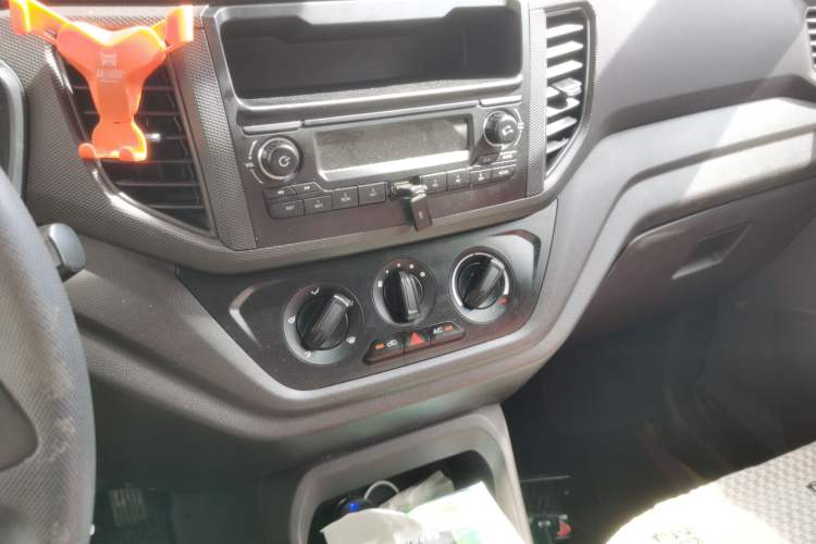 Used Wuling Hongguang V 2022 1.5L Enjoy Edition Electric-Powered LAR Audio And AC Panel