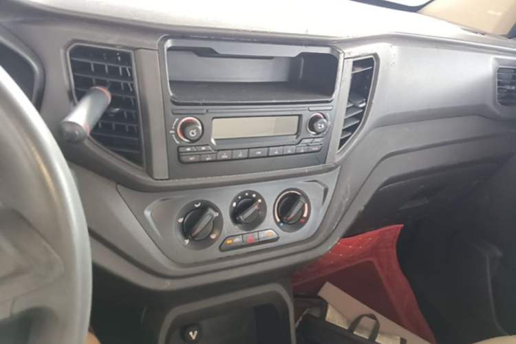 Used Wuling Hongguang V 2022 1.5L Enjoy Edition Electric-Powered LAR Audio And AC Panel