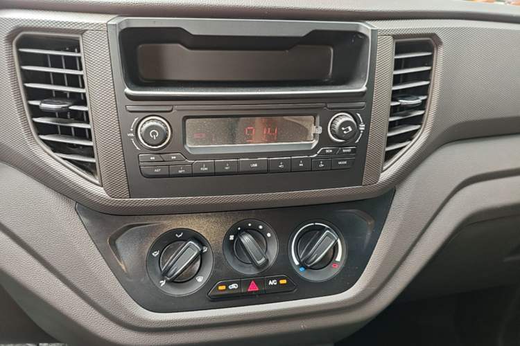 Used Wuling Hongguang V 2022 1.5L Jingqu Edition Electric-Assist LAR Audio And AC Panel
