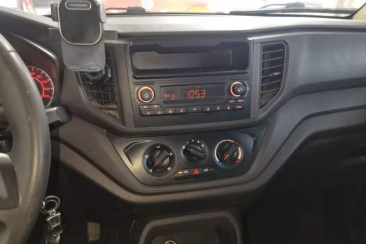 Used Wuling Hongguang V 2022 1.5L Jingqu Edition Enclosed-Window Vehicle with Hydraulic Power Steering LAR Audio And AC Panel
