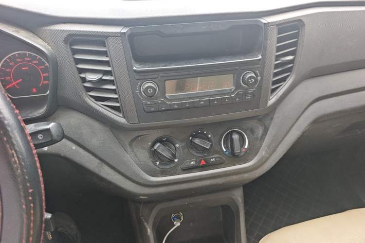 Used Wuling Hongguang V 2022 1.5L Jingqu Edition Electric-Assist LAR Audio And AC Panel