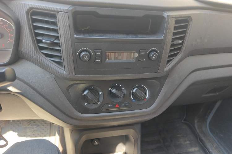 Used Wuling Hongguang V 2022 1.5L Jingqu Version Hydraulic Power Steering LAR Audio And AC Panel