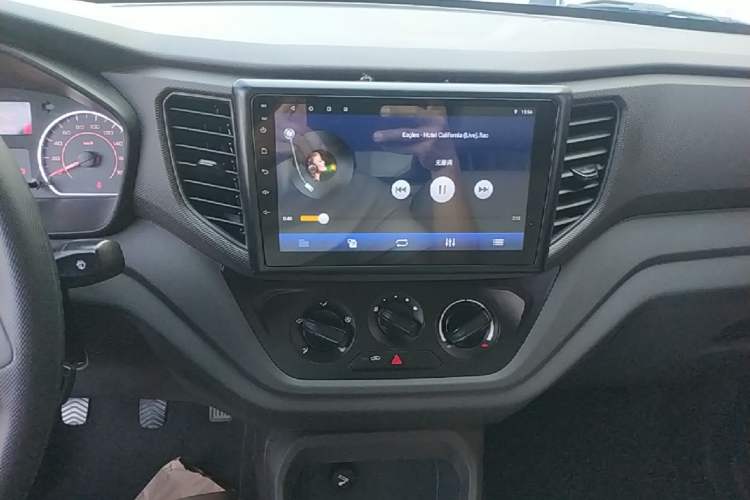 Used Wuling Hongguang V 2022 1.5L Jingqu Edition Enclosed-Window Vehicle with Hydraulic Power Steering LAR Audio And AC Panel