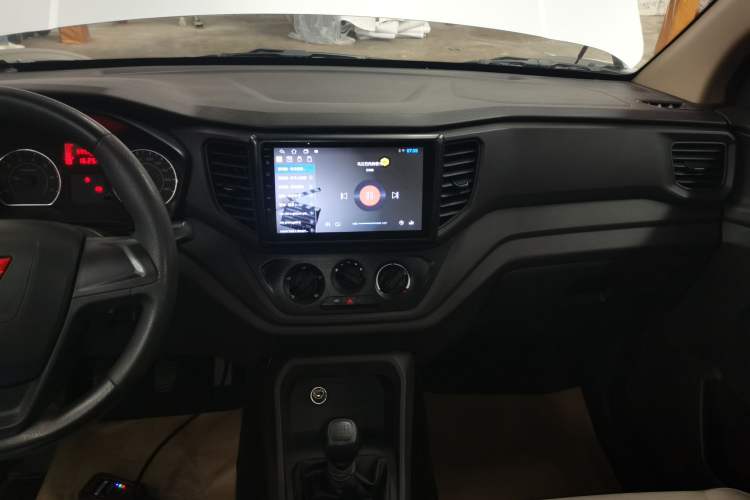 Used Wuling Hongguang V 2022 1.5L Jingqu Edition Enclosed-Window Vehicle with Hydraulic Power Steering LAR Audio And AC Panel