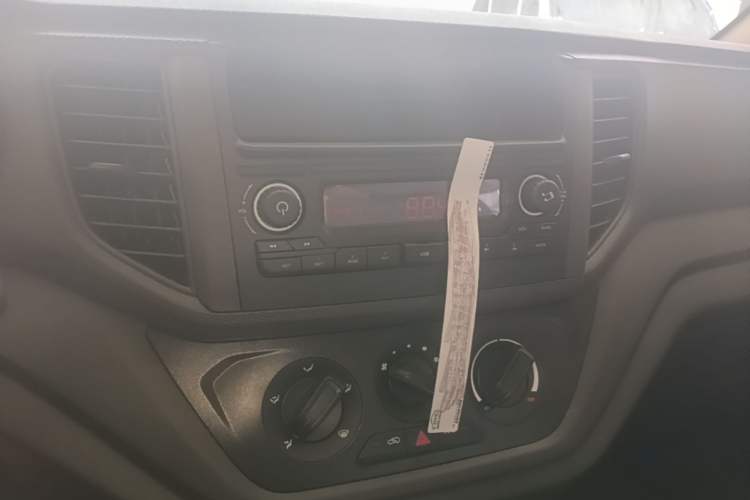 Used Wuling Hongguang V 2022 1.5L Jingqu Edition Electric-Assist LAR Audio And AC Panel