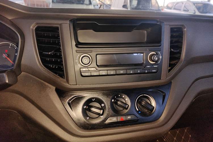 Used Wuling Hongguang V 2022 1.5L Enjoy Edition Electric-Powered LAR Audio And AC Panel