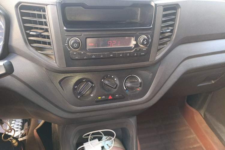 Used Wuling Hongguang V 2022 1.5L Jingqu Edition Enclosed-Window Vehicle with Hydraulic Power Steering LAR Audio And AC Panel