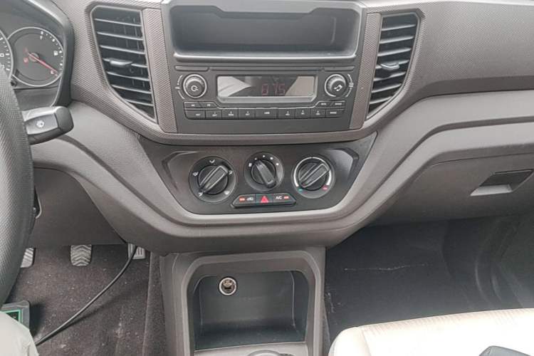 Used Wuling Hongguang V 2022 1.5L Enjoy Edition Electric-Powered LAR Audio And AC Panel