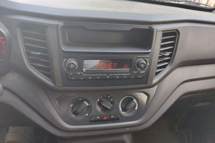 Used Wuling Hongguang V 2022 1.5L Jingqu Edition Enclosed-Window Vehicle with Electric Power Steering LAR Audio And AC Panel
