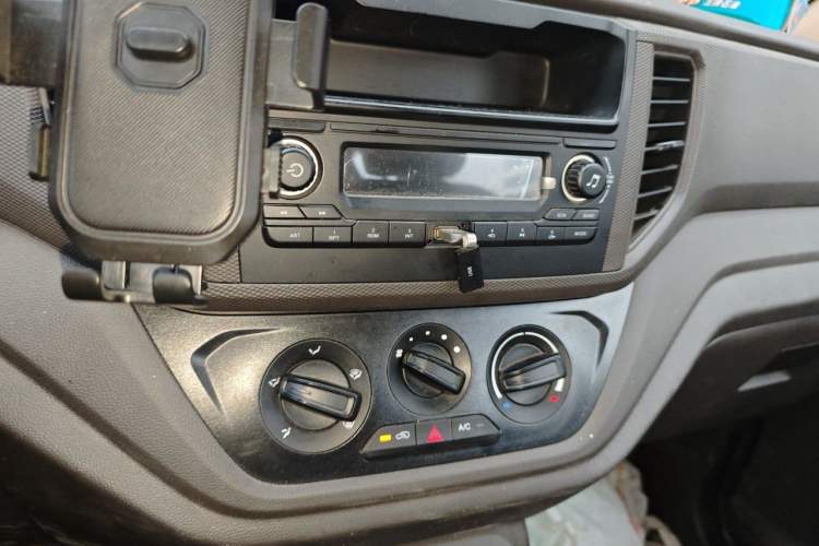 Used Wuling Hongguang V 2022 1.5L Jingqu Edition Electric-Assist LAR Audio And AC Panel