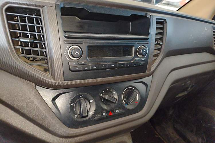 Used Wuling Hongguang V 2022 1.5L Jingqu Edition Enclosed-Window Vehicle with Hydraulic Power Steering LAR Audio And AC Panel