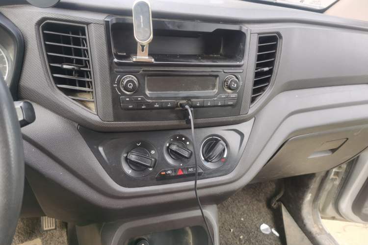 Used Wuling Hongguang V 2022 1.5L Jingqu Edition Enclosed-Window Vehicle with Hydraulic Power Steering LAR Audio And AC Panel