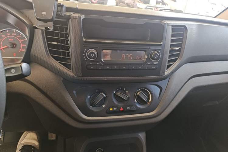 Used Wuling Hongguang V 2022 1.5L Jingqu Edition Electric-Assist LAR Audio And AC Panel