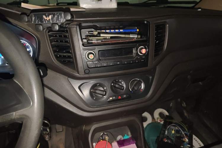 Used Wuling Hongguang V 2022 1.5L Enjoy Edition Electric-Powered LAR Audio And AC Panel