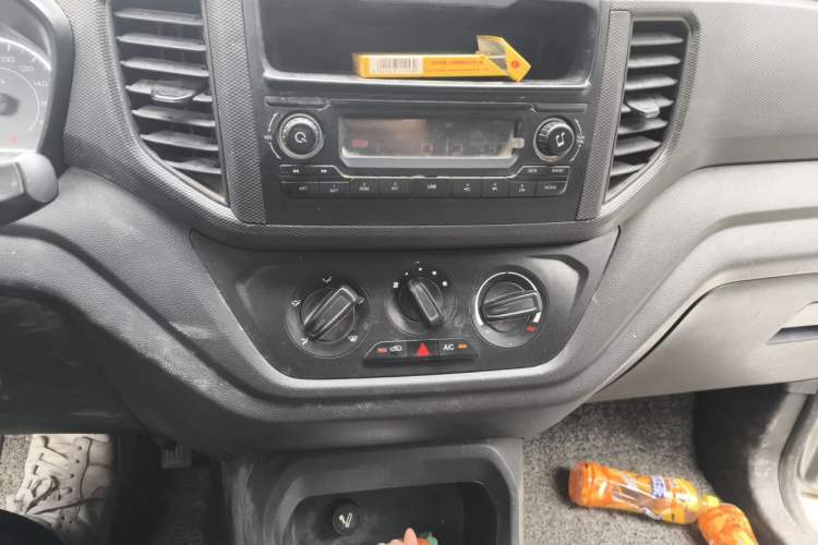 Used Wuling Hongguang V 2022 1.5L Jingqu Edition Enclosed-Window Vehicle with Hydraulic Power Steering LAR Audio And AC Panel