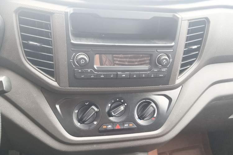 Used Wuling Hongguang V 2022 1.5L Enjoy Edition Electric-Powered LAR Audio And AC Panel