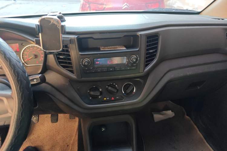 Used Wuling Hongguang V 2022 1.5L Jingqu Edition Electric-Assist LAR Audio And AC Panel