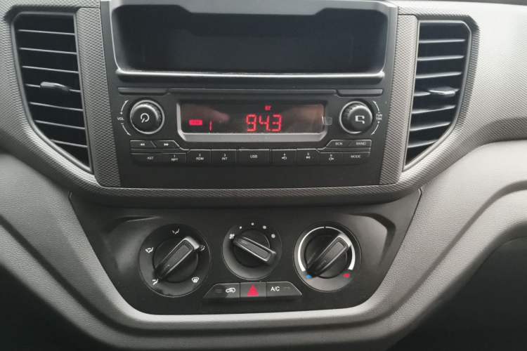 Used Wuling Hongguang V 2022 1.5L Jingqu Edition Electric-Assist LAR Audio And AC Panel
