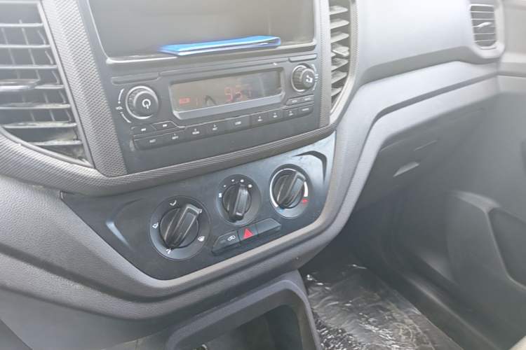 Used Wuling Hongguang V 2022 1.5L Jingqu Edition Enclosed-Window Vehicle with Electric Power Steering LAR Audio And AC Panel