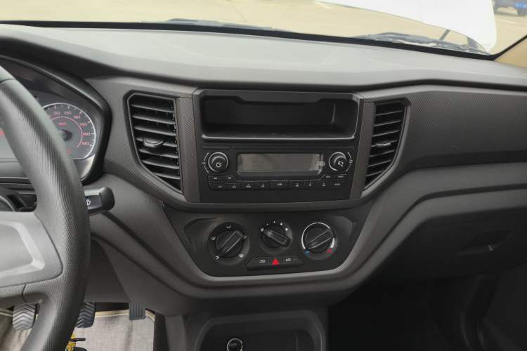 Used Wuling Hongguang V 2022 1.5L Jingqu Edition Electric-Assist LAR Audio And AC Panel