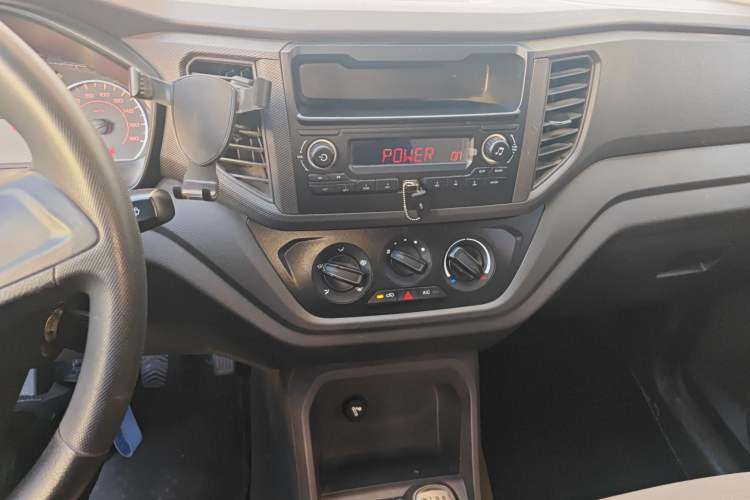 Used Wuling Hongguang V 2022 1.5L Jingqu Edition Electric-Assist LAR Audio And AC Panel