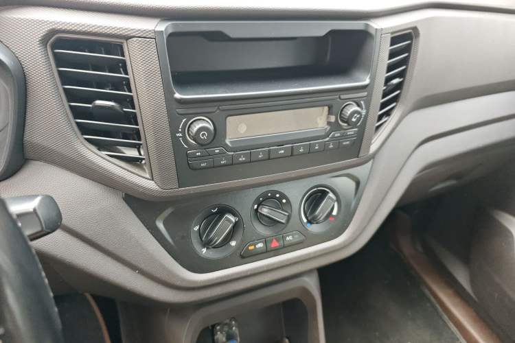 Used Wuling Hongguang V 2022 1.5L Enjoy Edition Electric-Powered LAR Audio And AC Panel