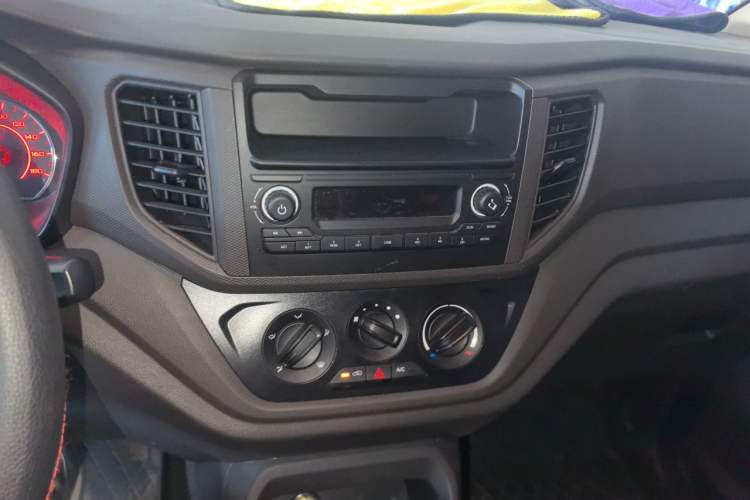 Used Wuling Hongguang V 2022 1.5L Jingqu Edition Electric-Assist LAR Audio And AC Panel