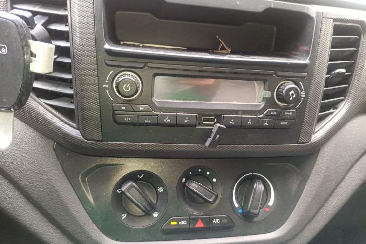 Used Wuling Hongguang V 2022 1.5L Jingqu Edition Enclosed-Window Vehicle with Electric Power Steering LAR Audio And AC Panel