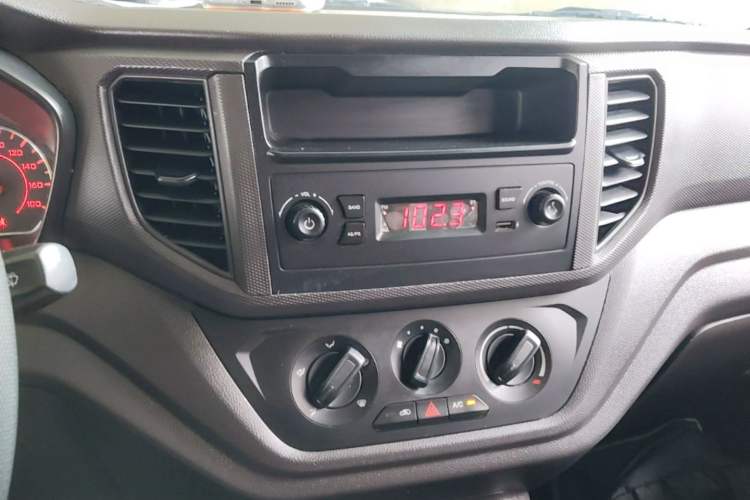 Used Wuling Hongguang V 2022 1.5L Jingqu Version Hydraulic Power Steering LAR Audio And AC Panel