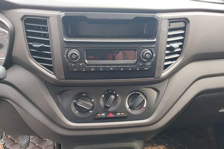 Used Wuling Hongguang V 2022 1.5L Jingqu Edition Electric-Assist LAR Audio And AC Panel
