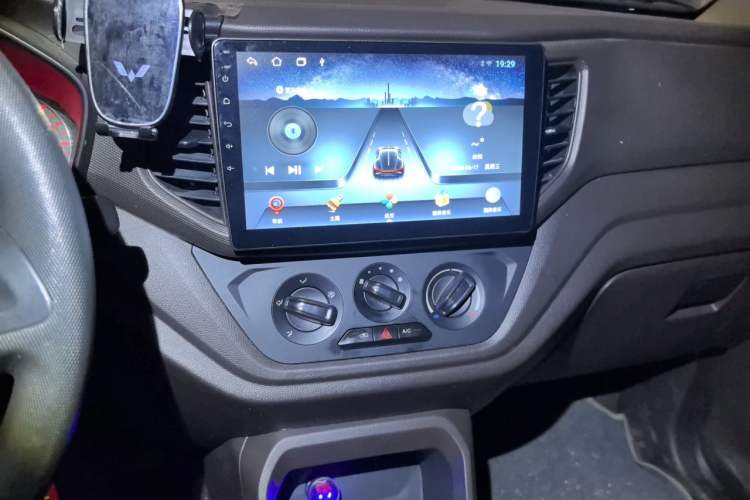 Used Wuling Hongguang V 2022 1.5L Jingqu Edition Enclosed-Window Vehicle with Hydraulic Power Steering LAR Audio And AC Panel