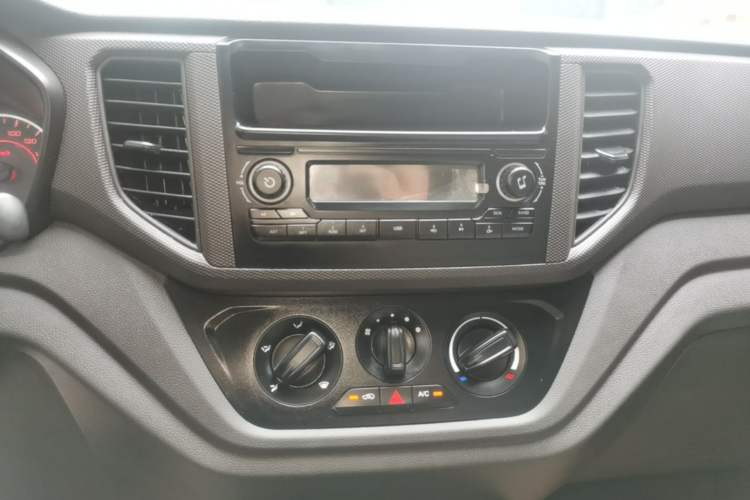 Used Wuling Hongguang V 2022 1.5L Jingqu Edition Electric-Assist LAR Audio And AC Panel