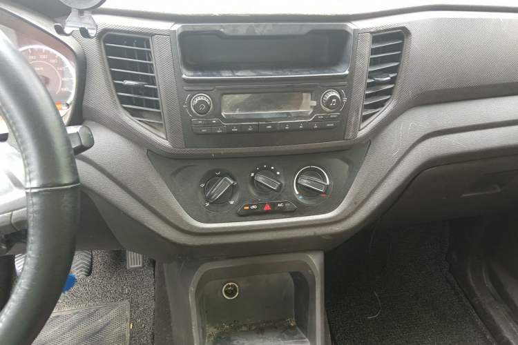 Used Wuling Hongguang V 2022 1.5L Jingqu Edition Electric-Assist LAR Audio And AC Panel
