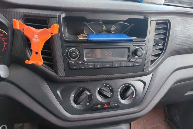 Used Wuling Hongguang V 2022 1.5L Jingqu Edition Enclosed-Window Vehicle with Hydraulic Power Steering LAR Audio And AC Panel