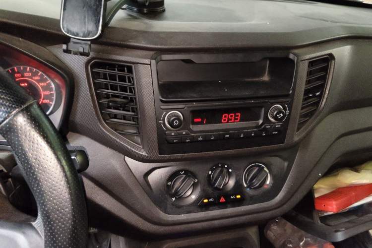 Used Wuling Hongguang V 2022 1.5L Jingqu Edition Enclosed-Window Vehicle with Hydraulic Power Steering LAR Audio And AC Panel