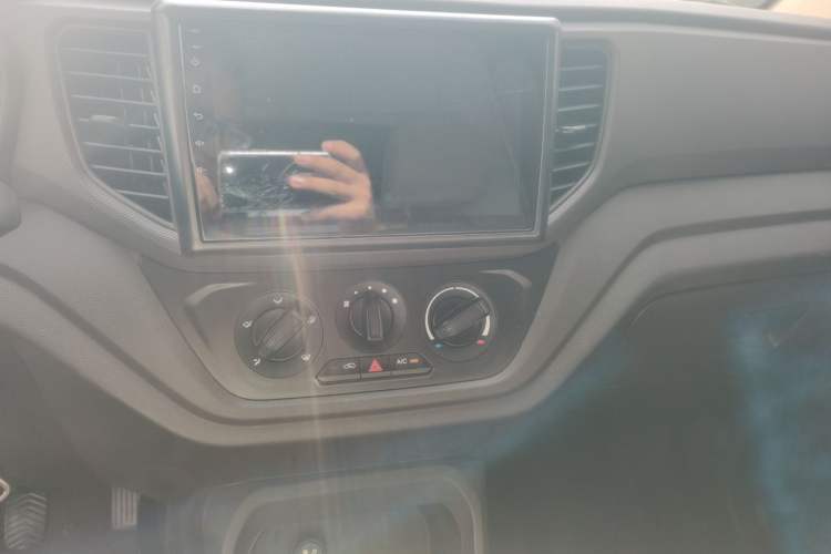 Used Wuling Hongguang V 2022 1.5L Jingqu Edition Enclosed-Window Vehicle with Hydraulic Power Steering LAR Audio And AC Panel