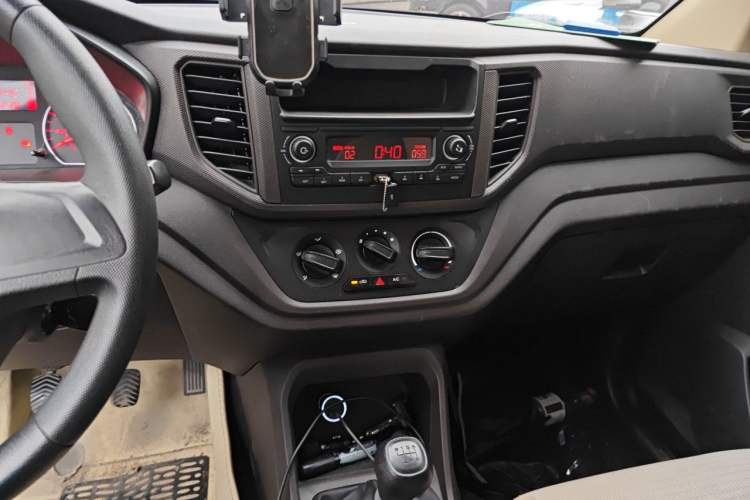 Used Wuling Hongguang V 2022 1.5L Jingqu Edition Electric-Assist LAR Audio And AC Panel