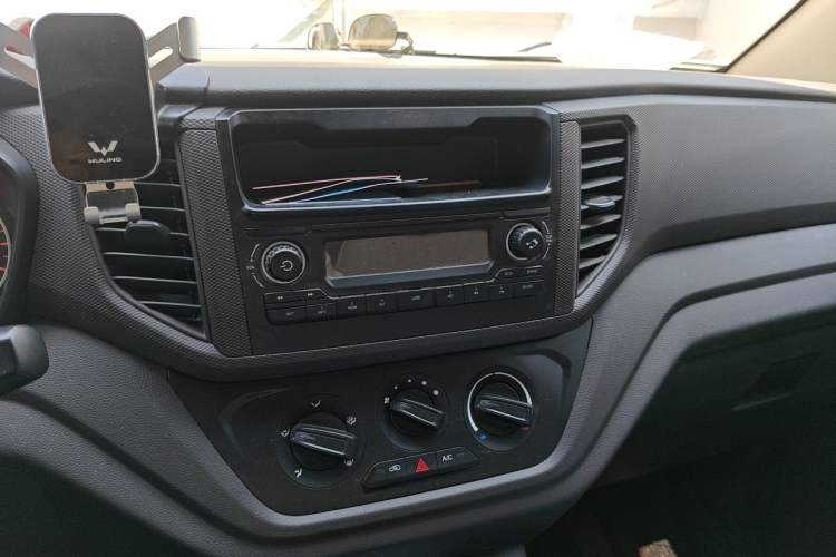 Used Wuling Hongguang V 2022 1.5L Enjoy Edition Electric-Powered LAR Audio And AC Panel