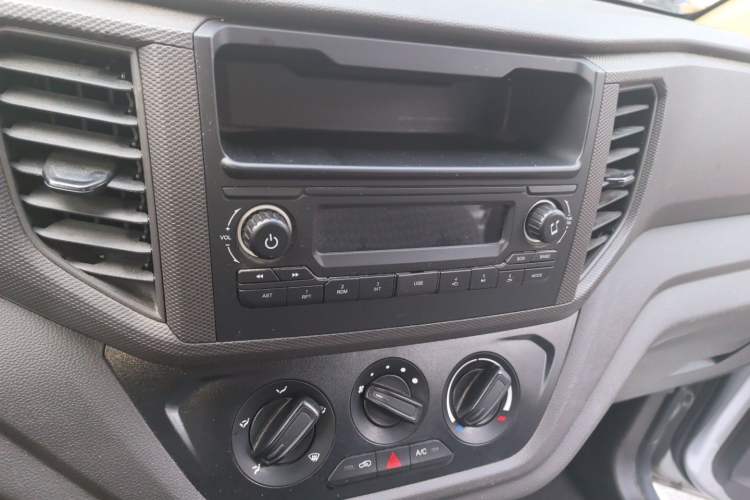 Used Wuling Hongguang V 2022 1.5L Jingqu Edition Electric-Assist LAR Audio And AC Panel