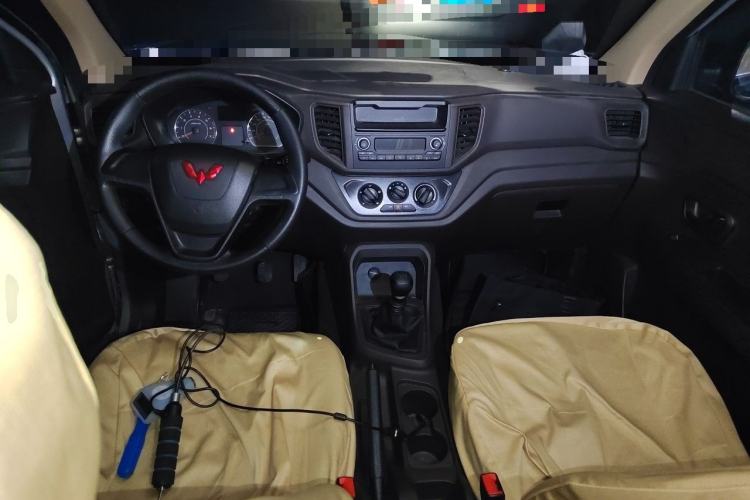 Used Wuling Hongguang V 2022 1.5L Jingqu Edition Electric-Assist LAR Center Console