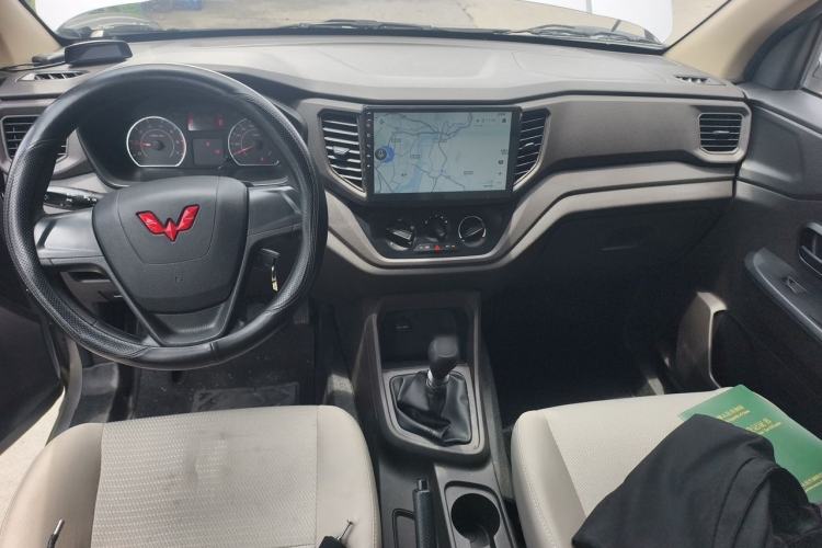 Used Wuling Hongguang V 2022 1.5L Jingqu Edition Electric-Assist LAR Center Console