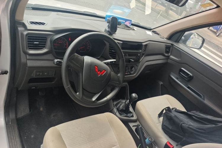 Used Wuling Hongguang V 2022 1.5L Jingqu Edition Enclosed-Window Vehicle with Hydraulic Power Steering LAR Center Console
